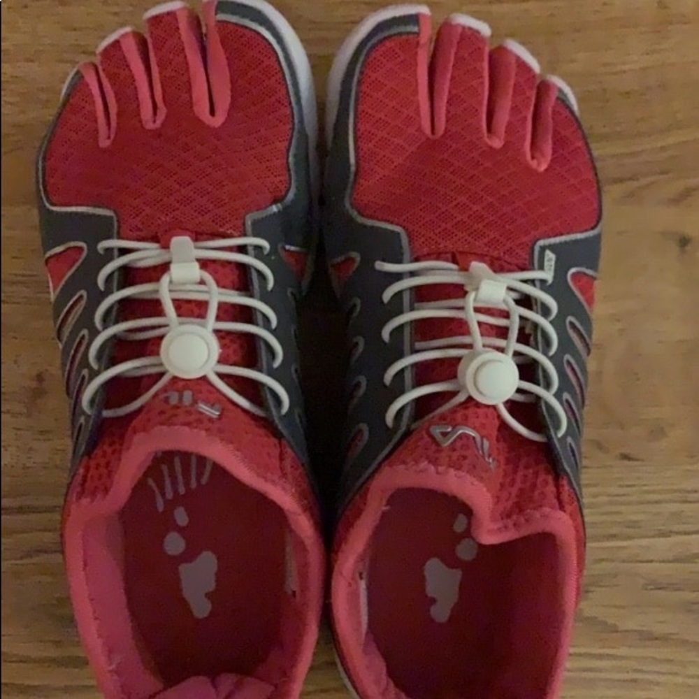 FILA Skeletoes Sneakers Size 5